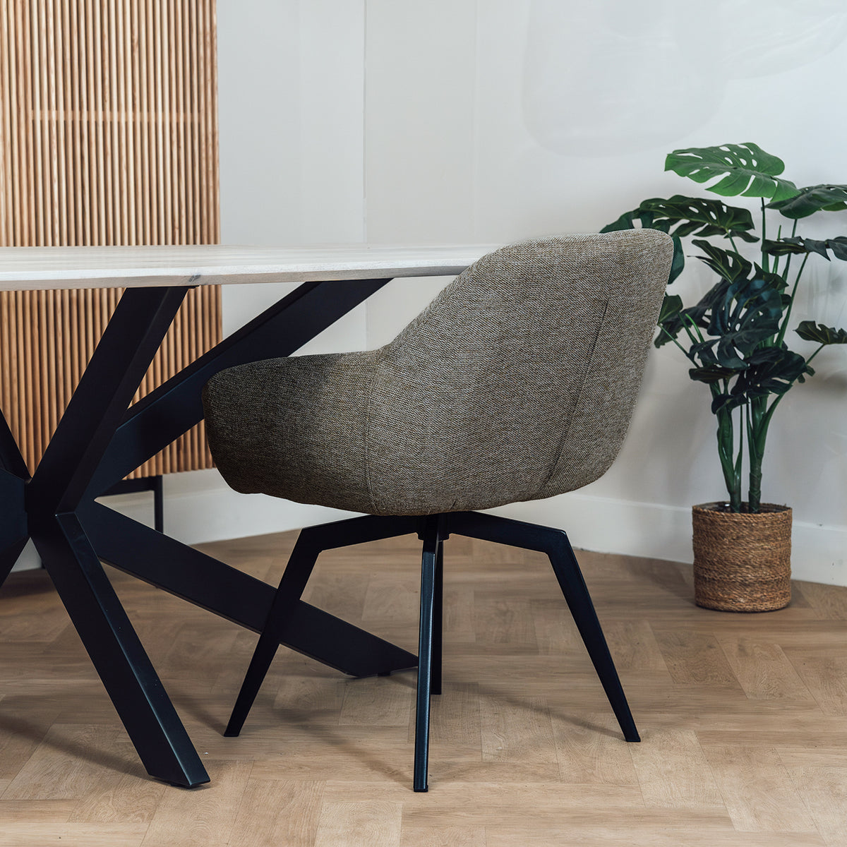 Eetkamerstoel Cas met armleuning 360° beige, schuin achteraanzicht in een interieur