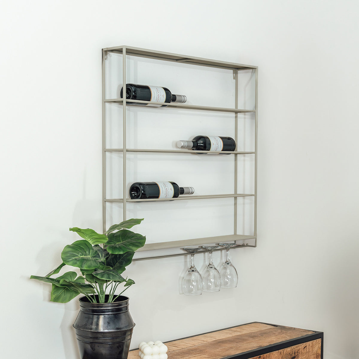 Wijnrek Rens hangend metal taupe, vooraanzicht in een interieur