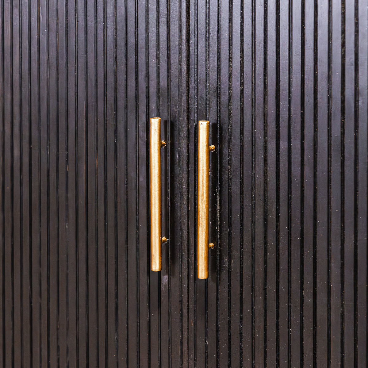 Buffetkast Rivello zwart mangohout, detail van het materiaal