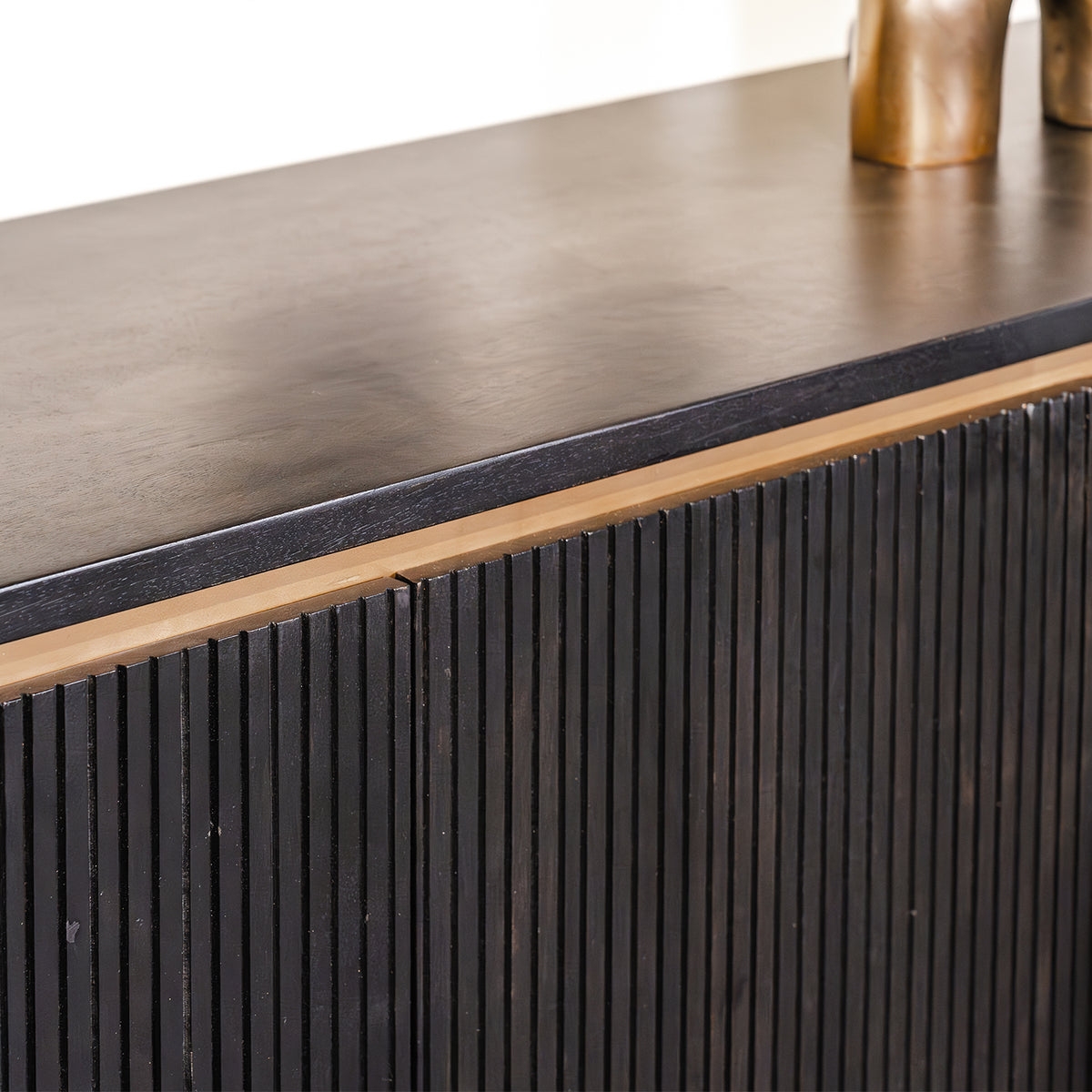Dressoir Rivello zwart mangohout, detail van het materiaal