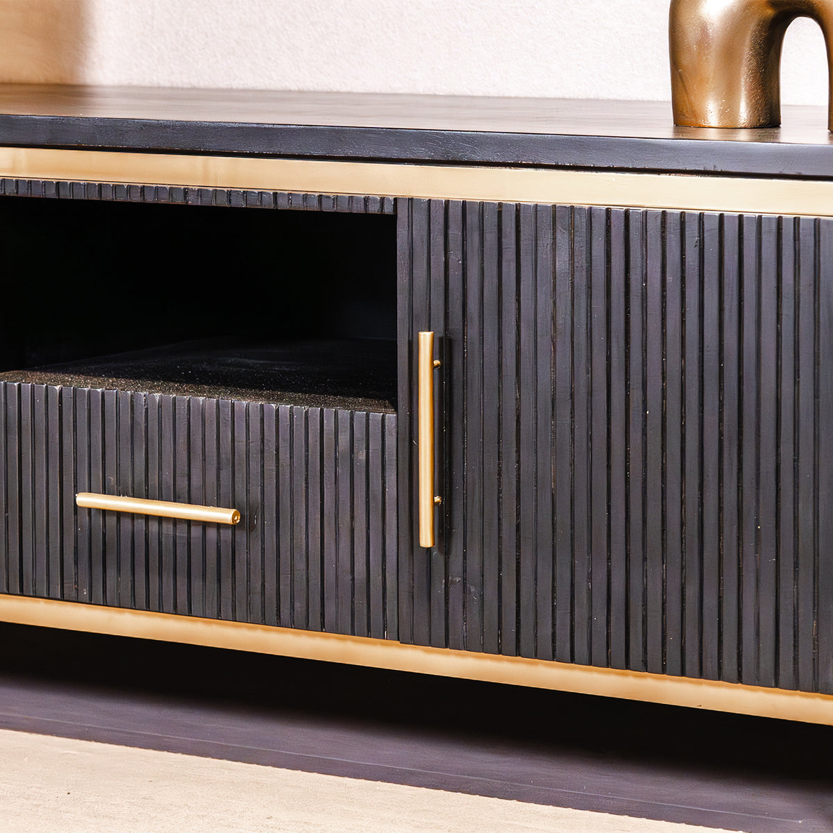 TV-Meubel Rivello zwart mangohout, detail van het materiaal