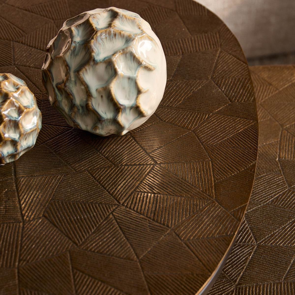 Salontafel Filou goud aluminium, detail van het materiaal