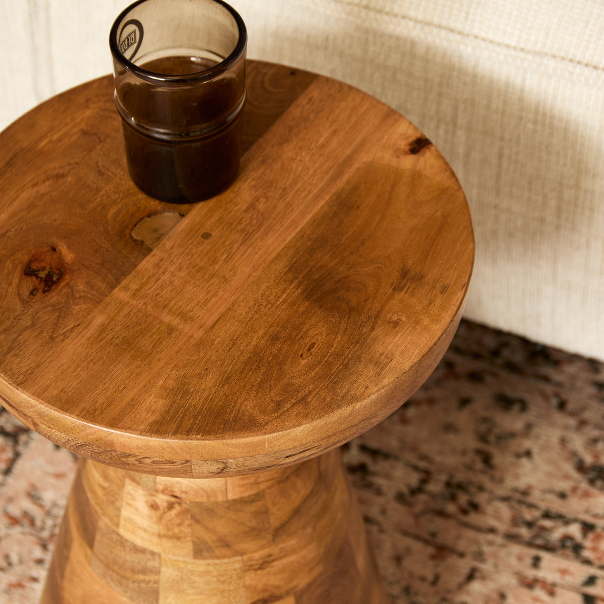 Bijzettafel Owen bruin mangohout, detail van het materiaal