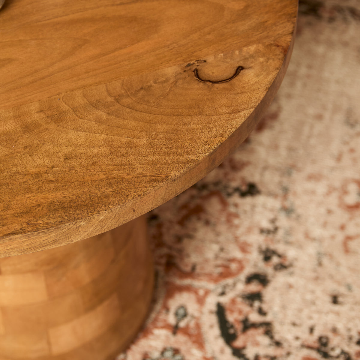 Bijzettafel Timo bruin mangohout, detail van het materiaal