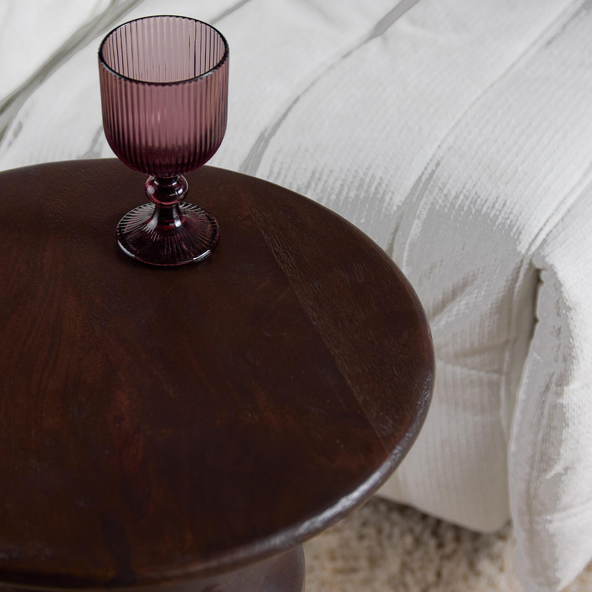 Bijzettafel Mason bruin mangohout, detail van het materiaal
