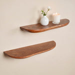 Wandplank Live Edge naturel acaciahout in een interieur