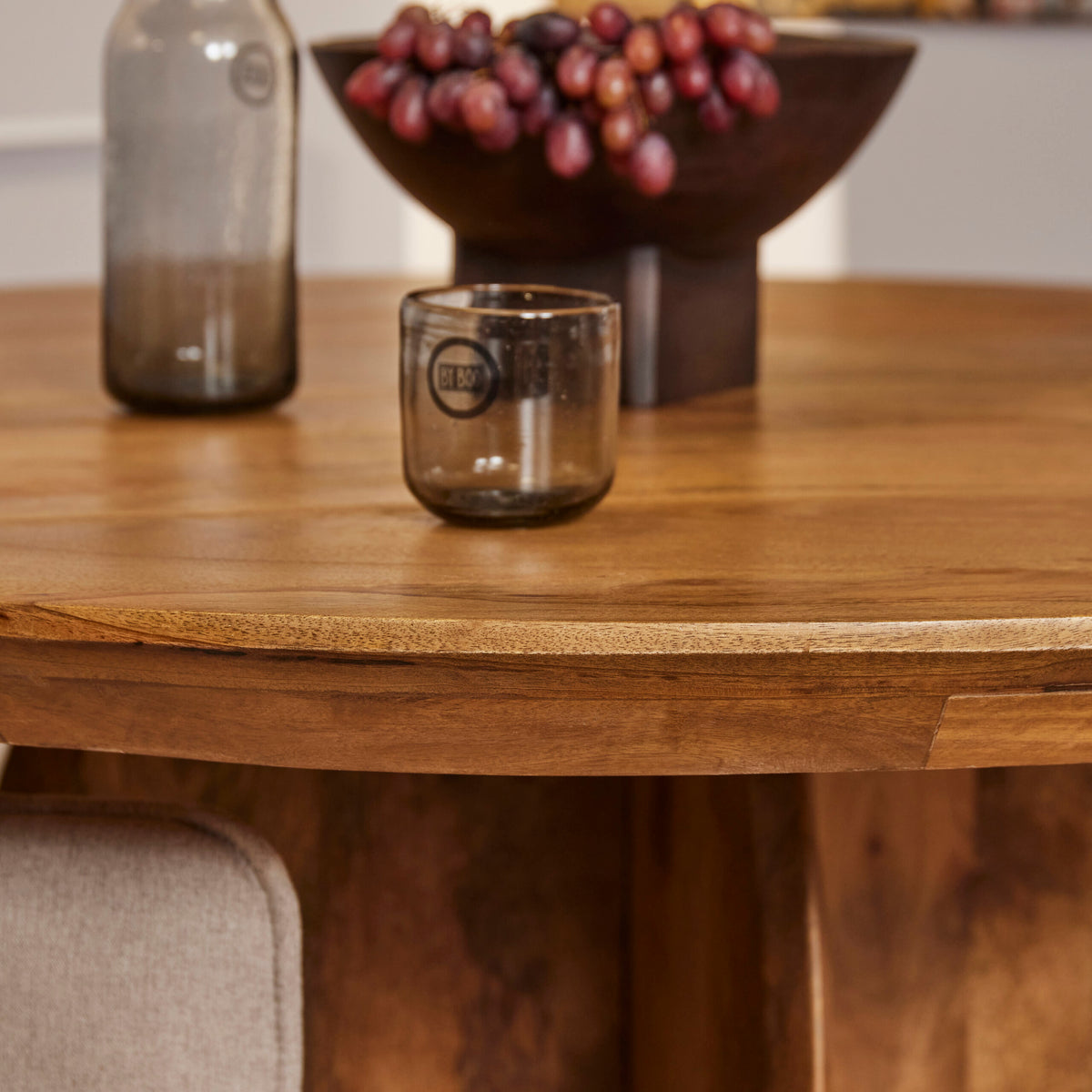 Eettafel Tense mangohout rond, detail van het materiaal