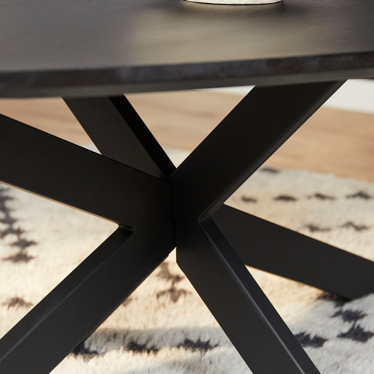 Salontafel Yara zwart mangohout, detail van het materiaal