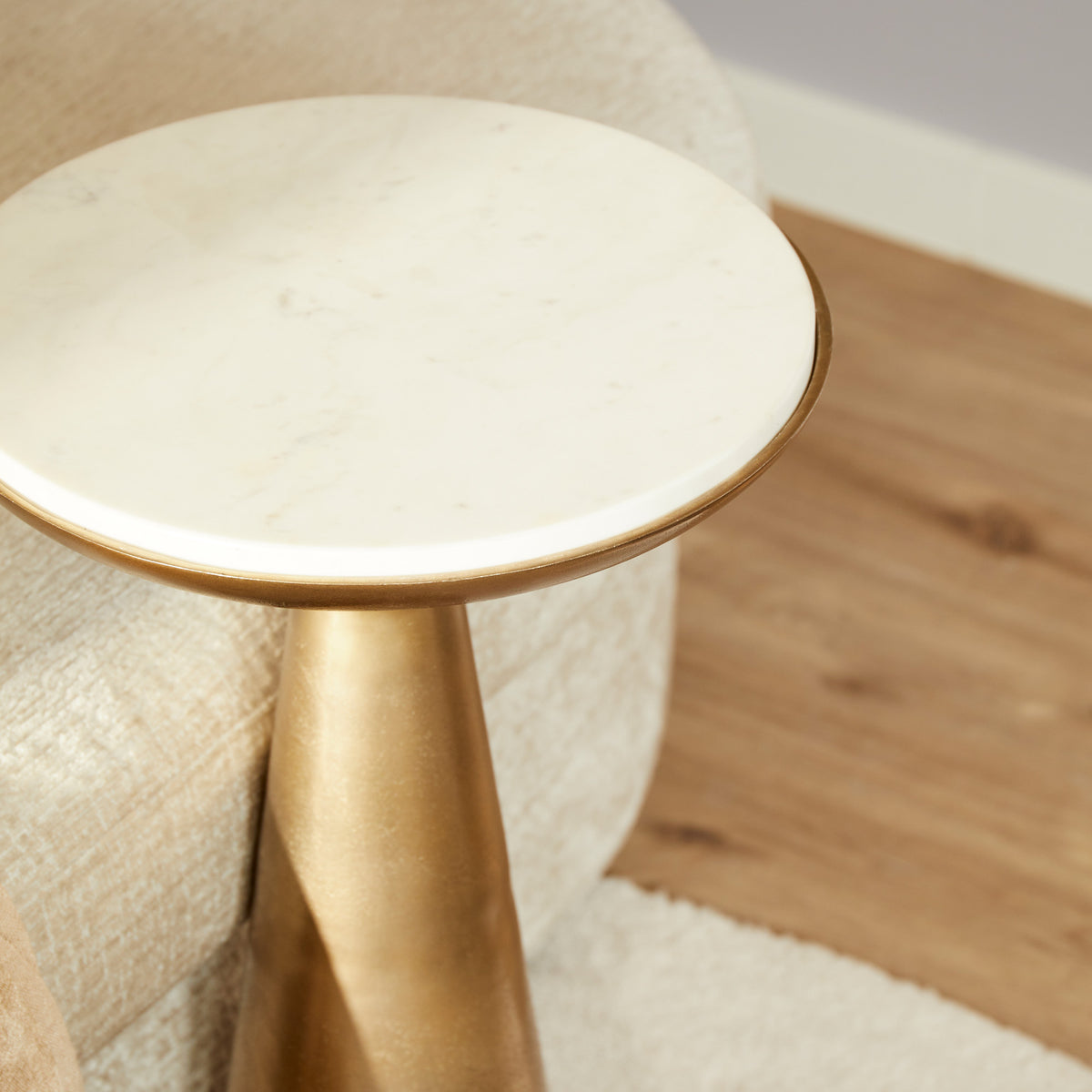 Bijzettafel Essy Small wit marmer, detail van het materiaal