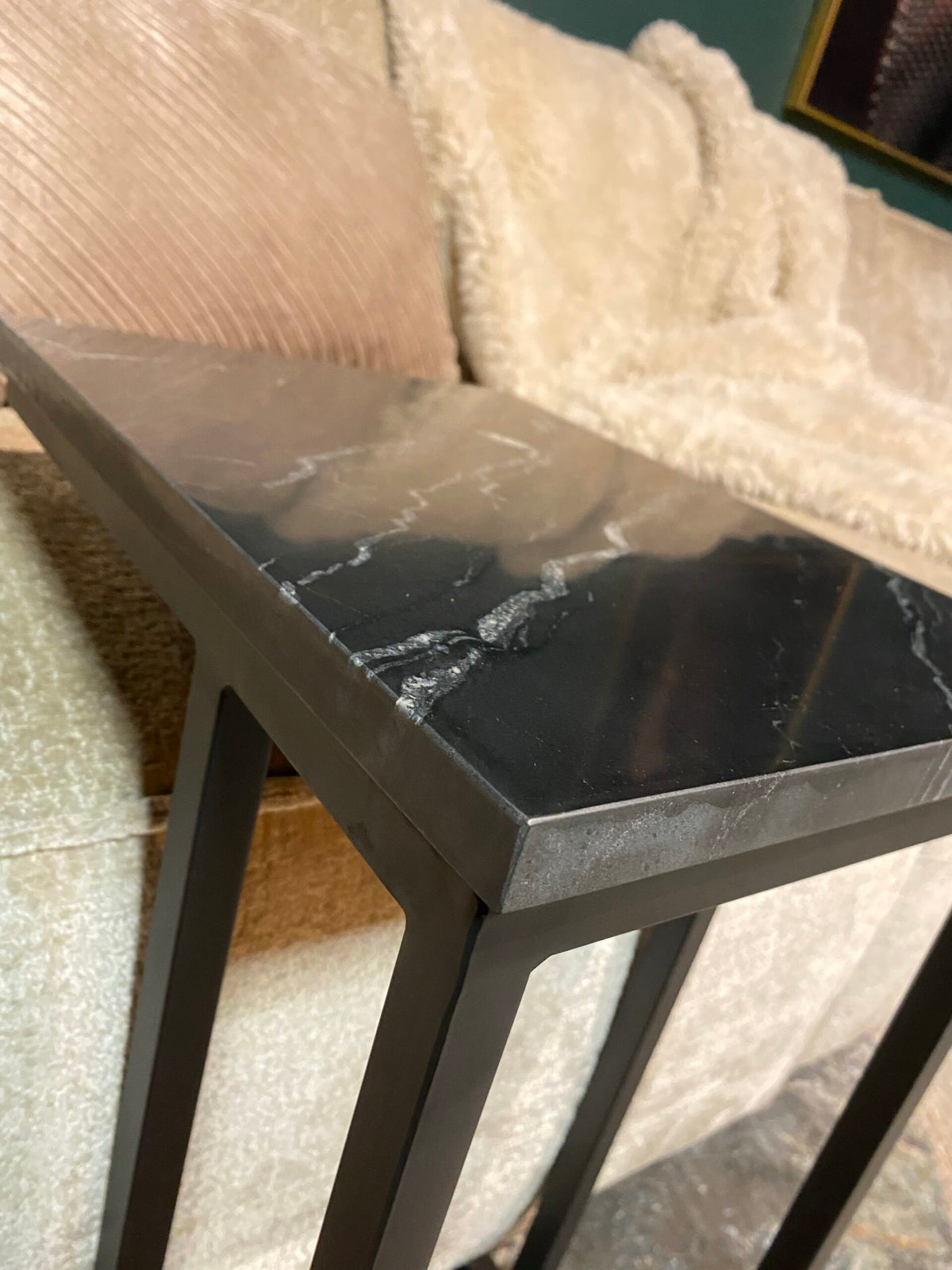 Laptoptafel Nova zwart marmer, detail van het materiaal