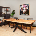 Eettafel Live Edge naturel acaciahout, schuin vooraanzicht in een interieur