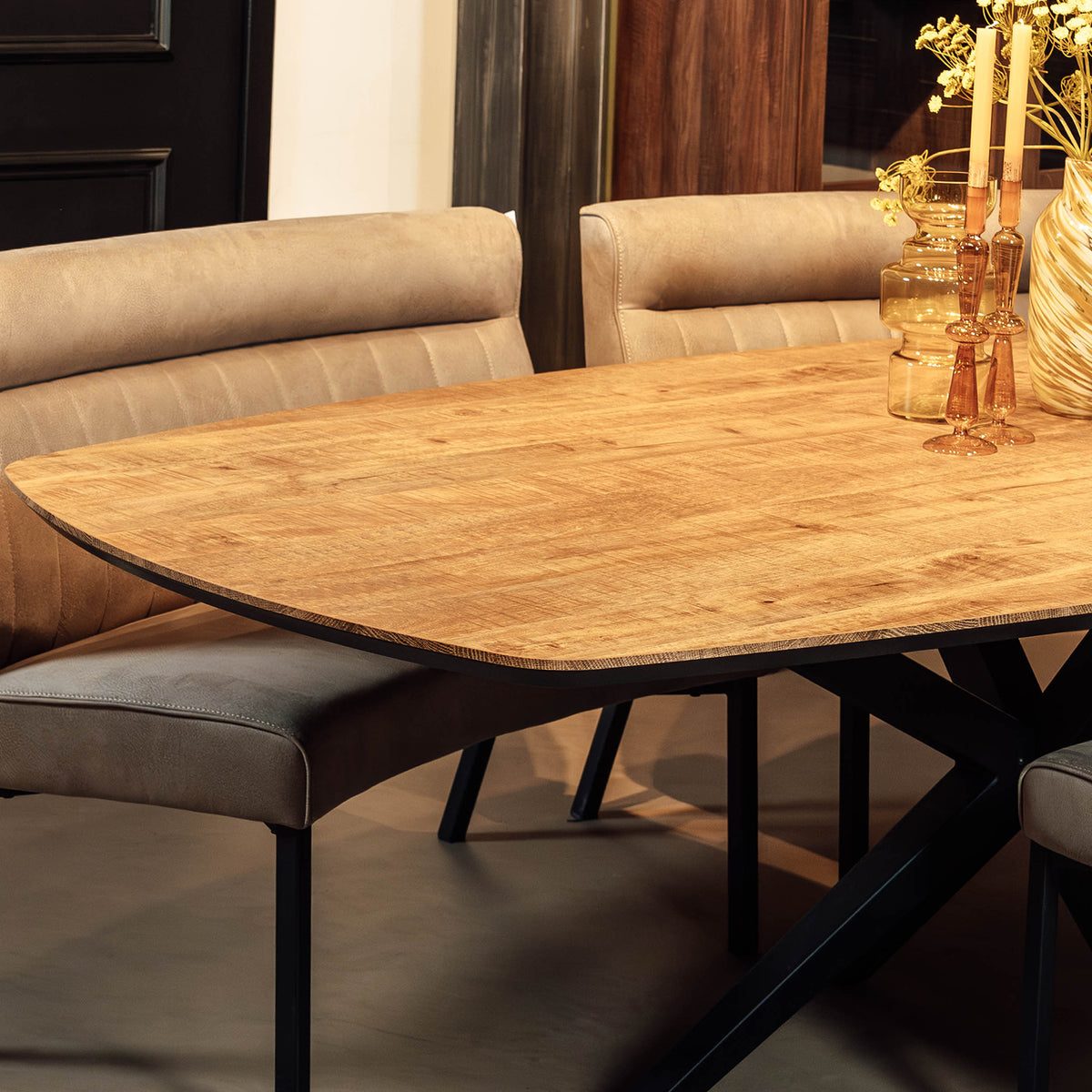 Eettafel Wellington deens ovaal mango, detail van het materiaal
