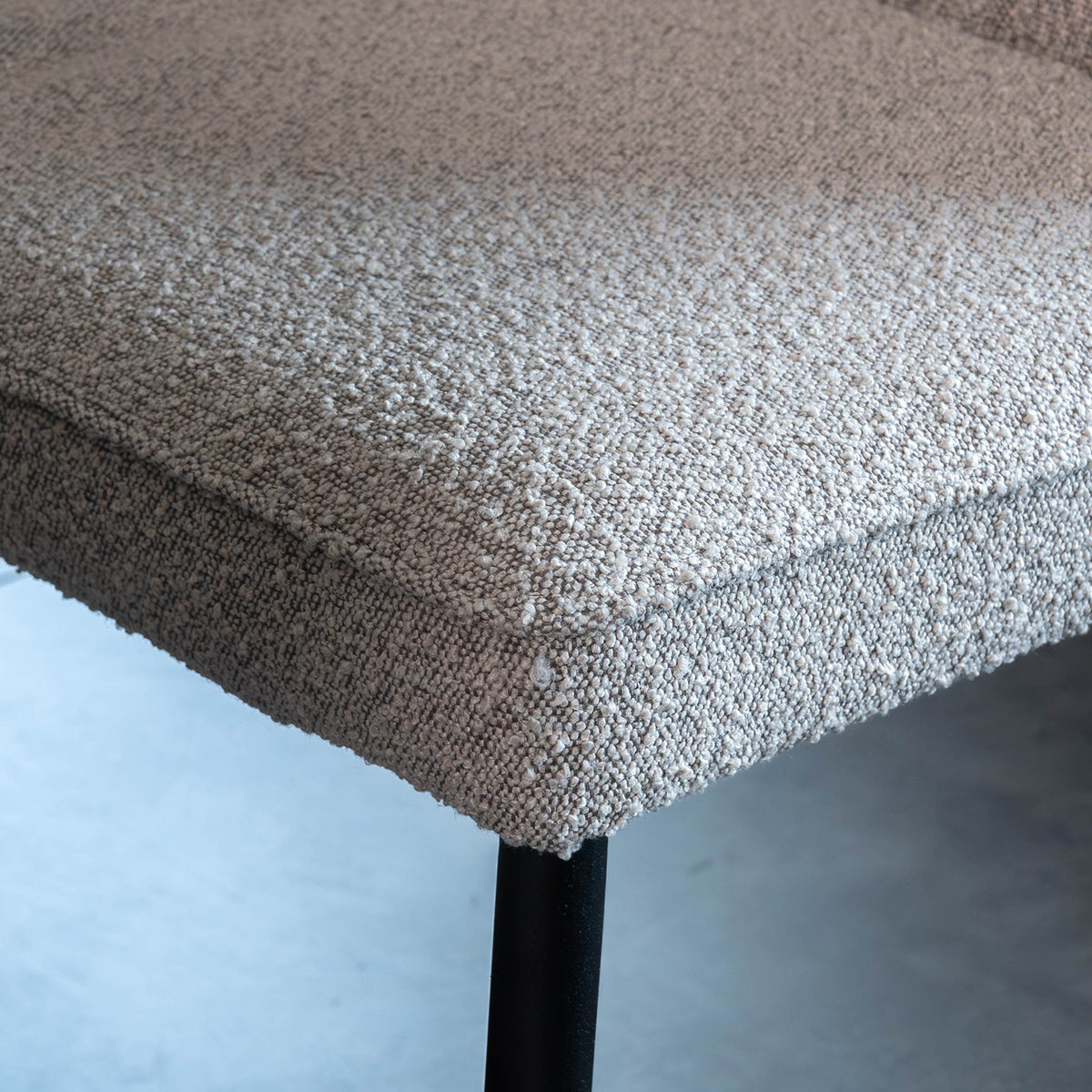 Eetkamerbank Fourty toffee bouclé, detail van het materiaal