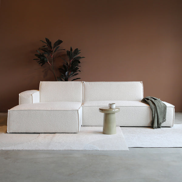 Hoekbank Enzo naturel bouclé, vooraanzicht in een interieur