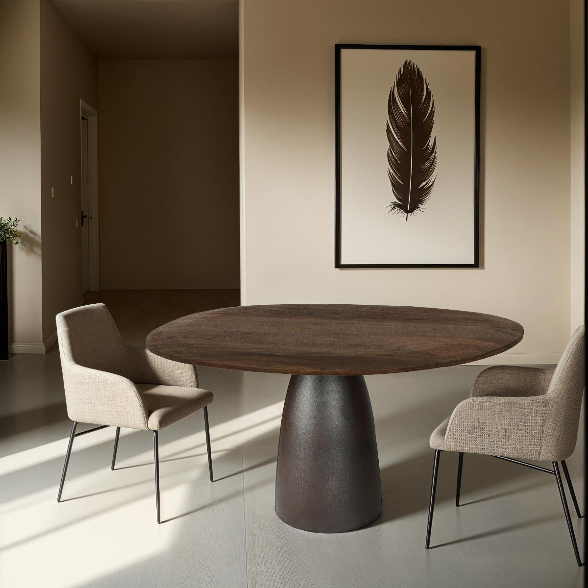 Eettafel Marron bruin mangohout, vooraanzicht in een interieur