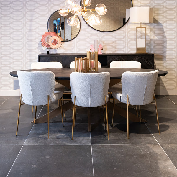 Eettafel Blackbone ovaal zwart eikenhout, vooraanzicht in een interieur