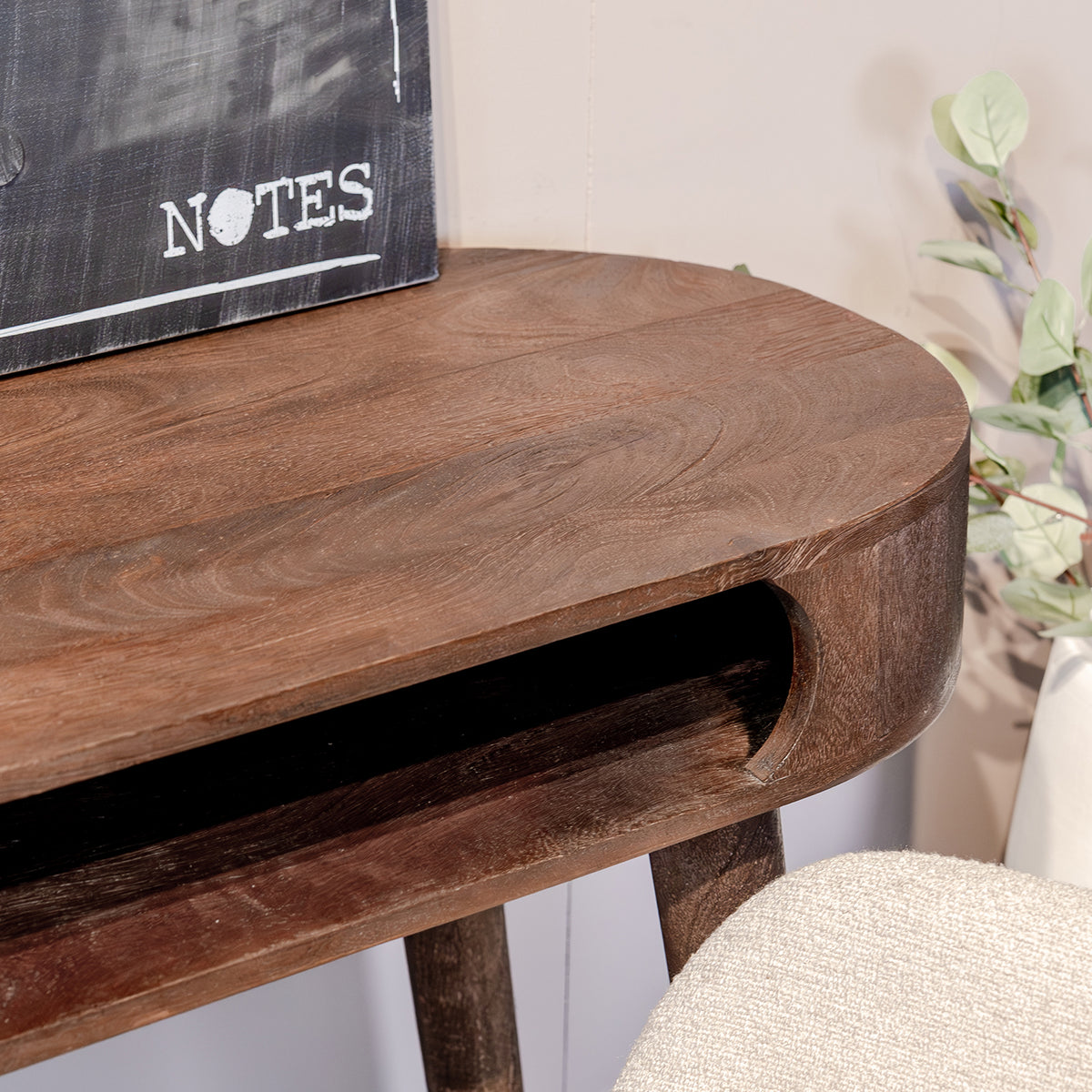 Bureau Bella espresso mangohout, detail van het materiaal