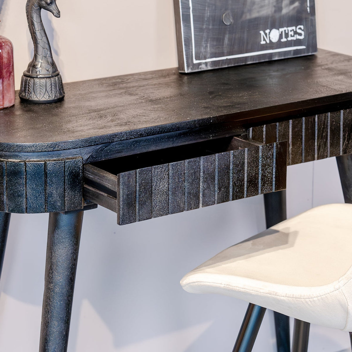 Bureau Nils zwart mangohout, detail van de functie