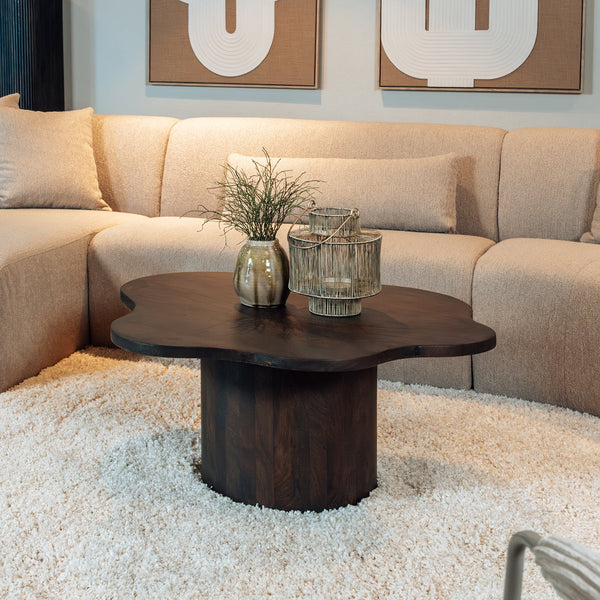 Salontafel Fiore bruin mangohout organisch, vooraanzicht in een interieur