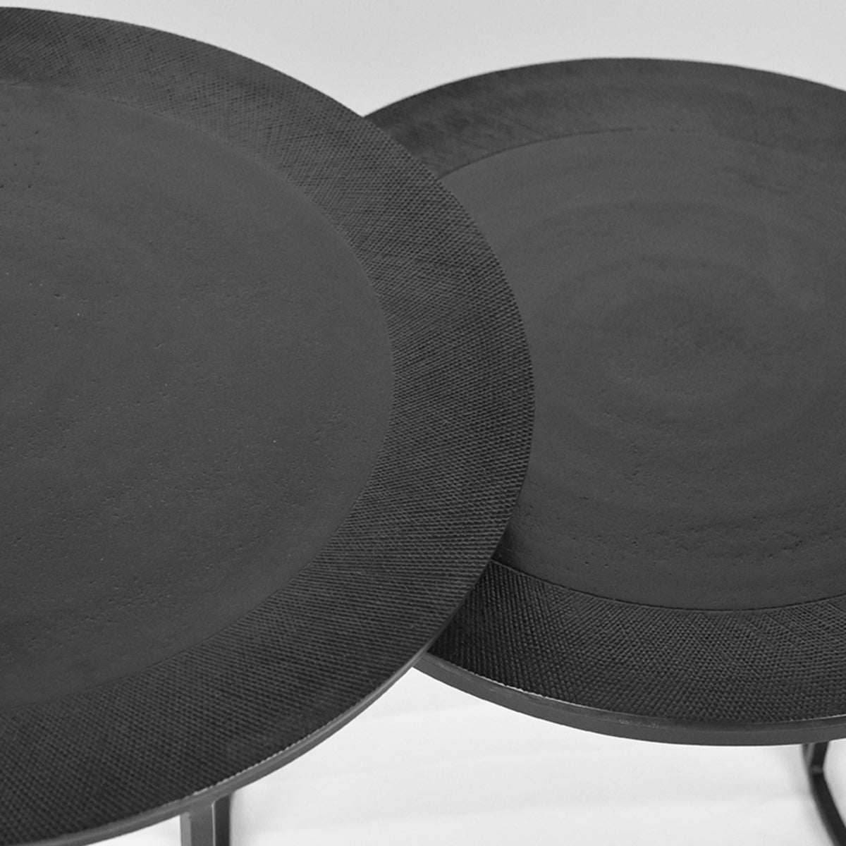 Salontafel Set Tres zwart metaal, detail van het materiaal