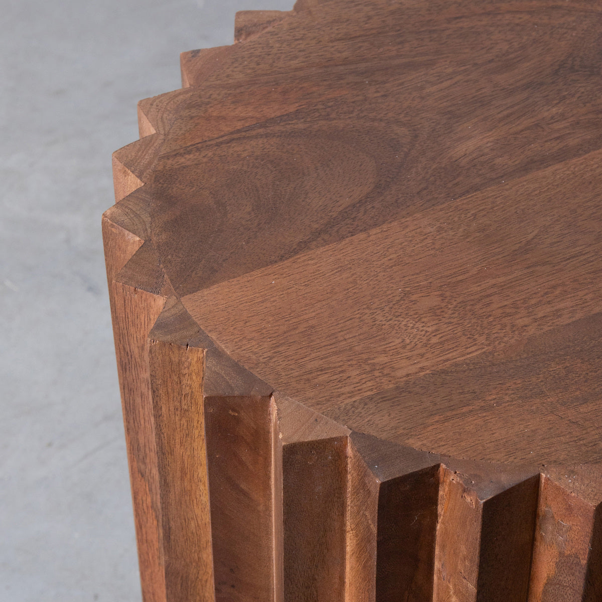 Bijzettafel Novan naturel mangohout, detail van het materiaal