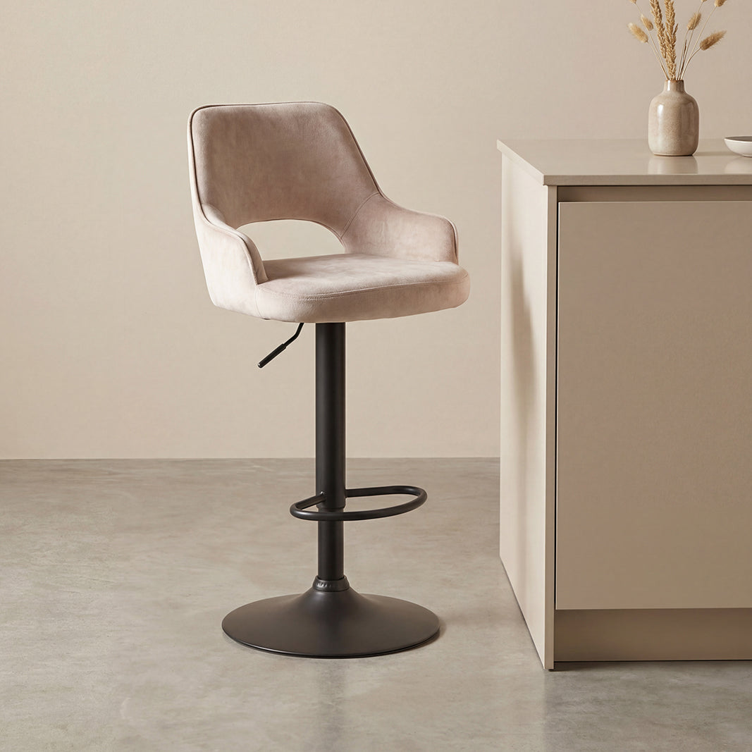 Barkruk Fer naturel velvet, schuin vooraanzicht in een interieur