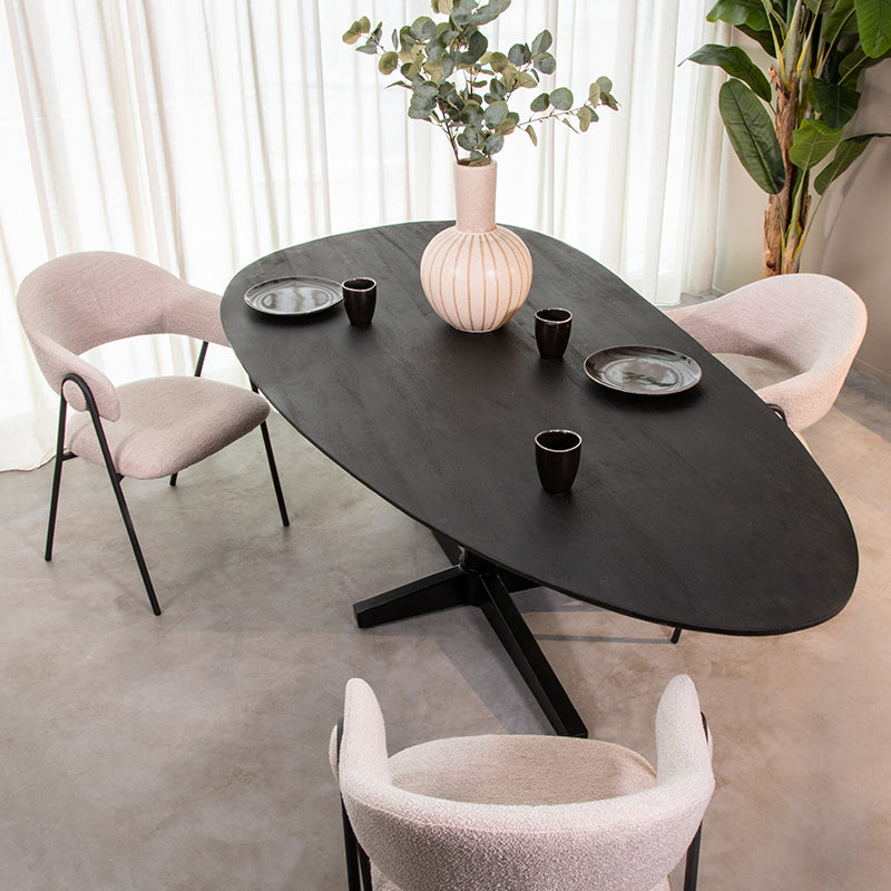 Eettafel Rosie zwart mangohout, bovenaanzicht in een interieur