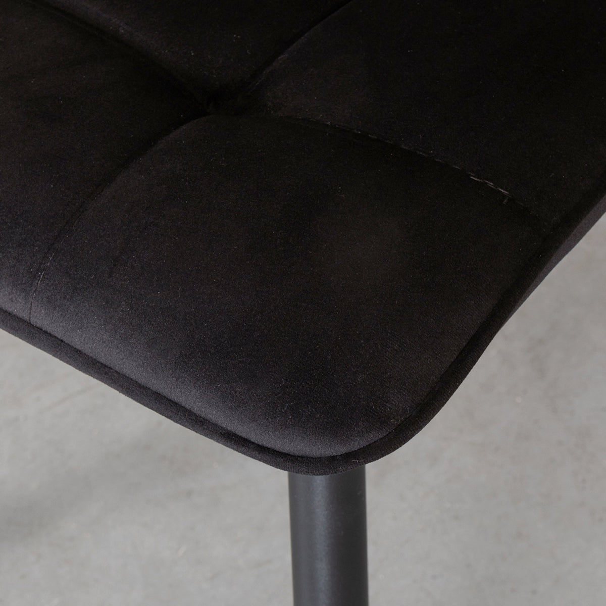 Eetkamerstoel Bistro zwart fluweel, detail van het materiaal