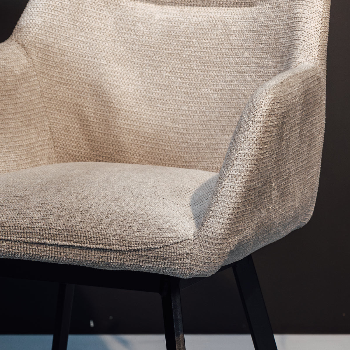 Eetkamerstoel Stine beige swivel stof, detail van het materiaal