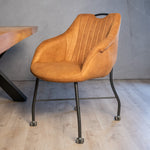 cognac eetkamerstoel op wieltjes met handvat