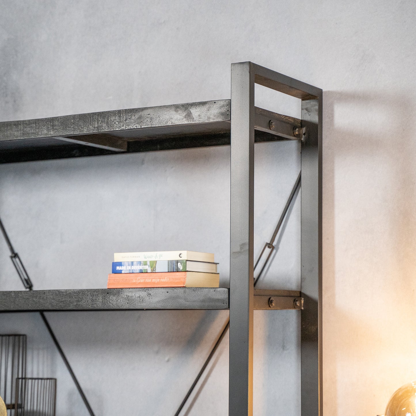 zwarte kast met staal