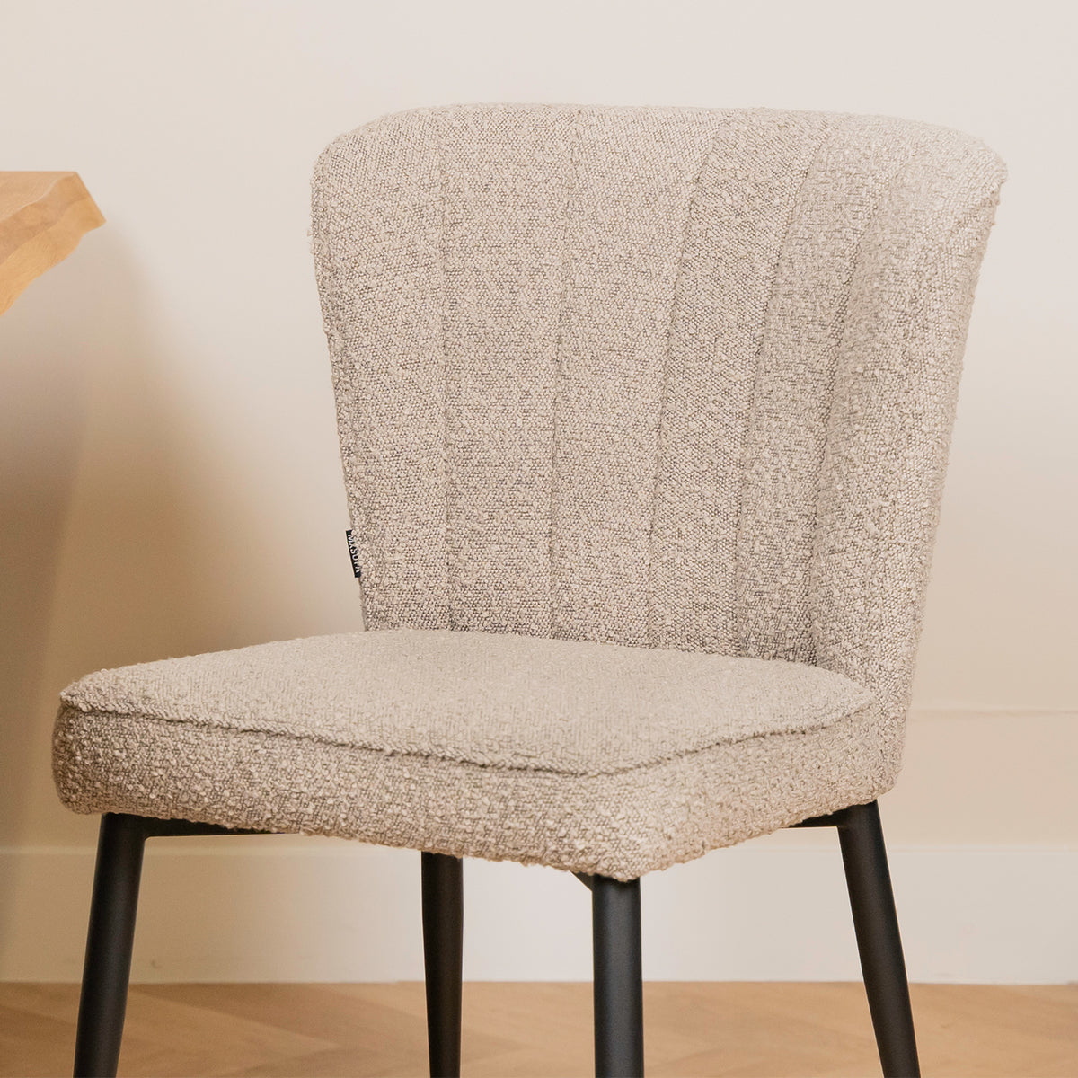 Eetkamerstoel Fourty toffee bouclé, detail van het materiaal