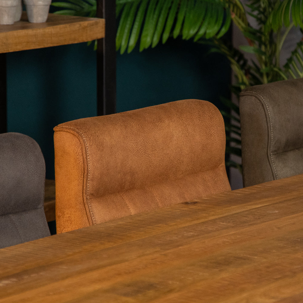 close up eettafel mango met stoelen