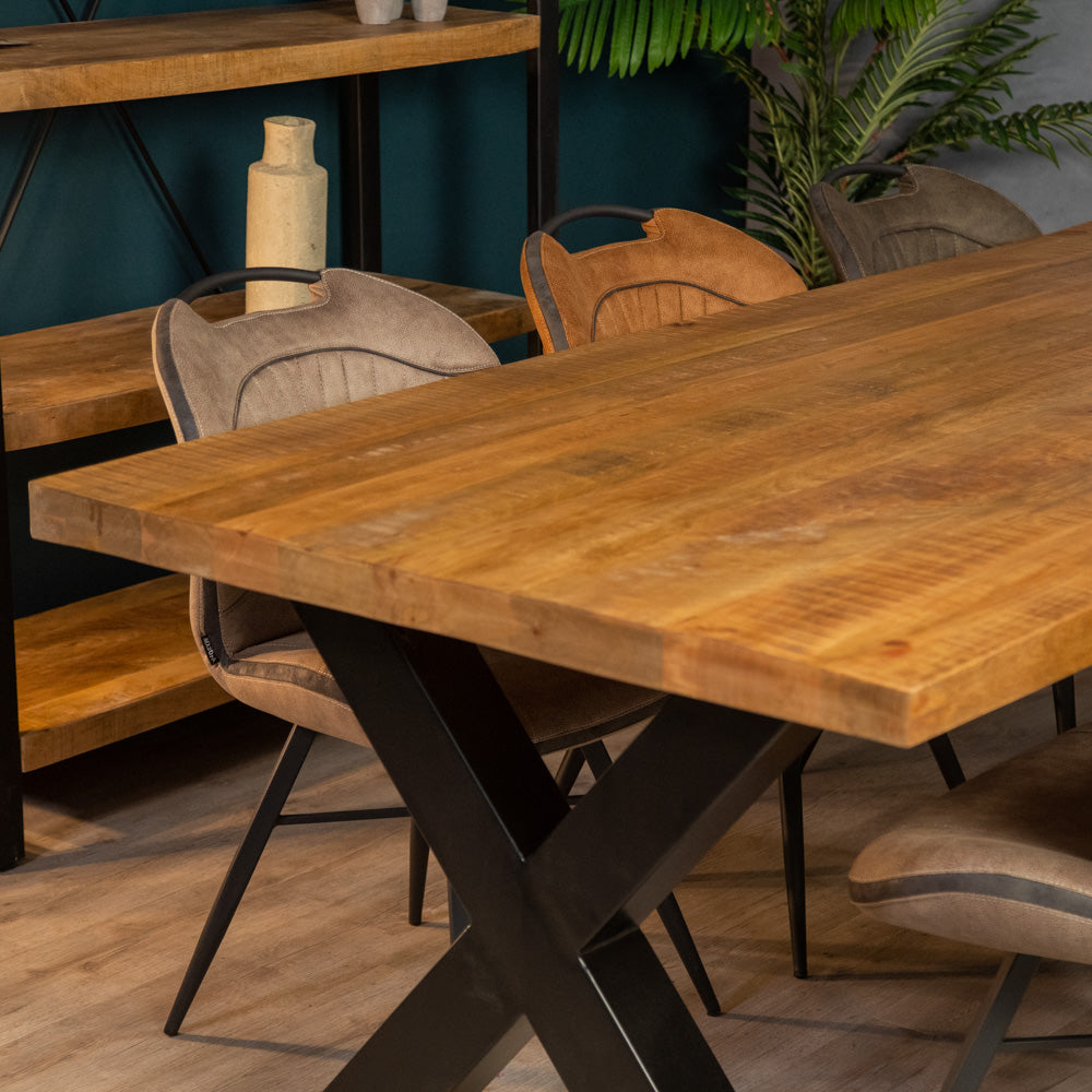 industriele eetkamerstoel splash aan mangohouten eettafel