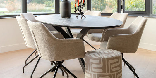 Hoe kies je de juiste eetkamerstoelen? Lees snel onze blog en kom er achter waar je op moet letten bij het kiezen van je nieuwe eetkamerstoelen.