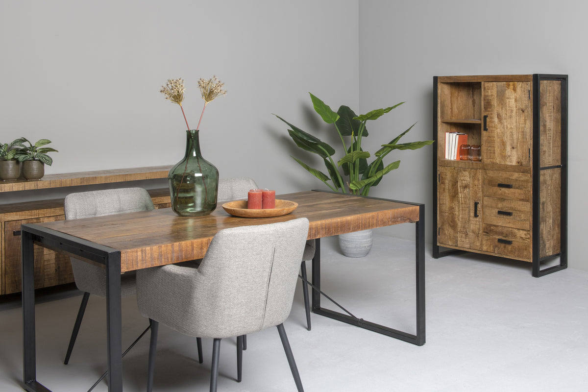 Opbergkast Nairobi bruin mangohout 100 x 150 cm in een interieur