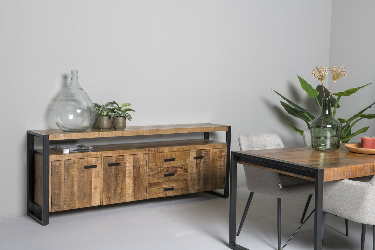 Dressoir Nairobi bruin mangohout 210 cm, vooraanzicht in een interieur