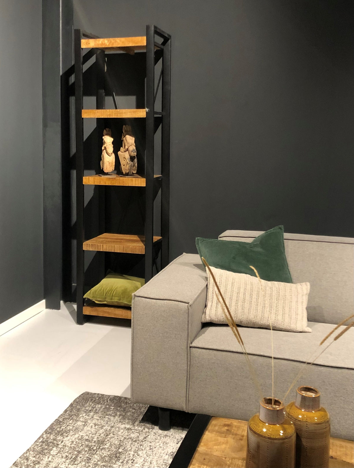 Boekenkast Nairobi bruin mangohout open in een interieur