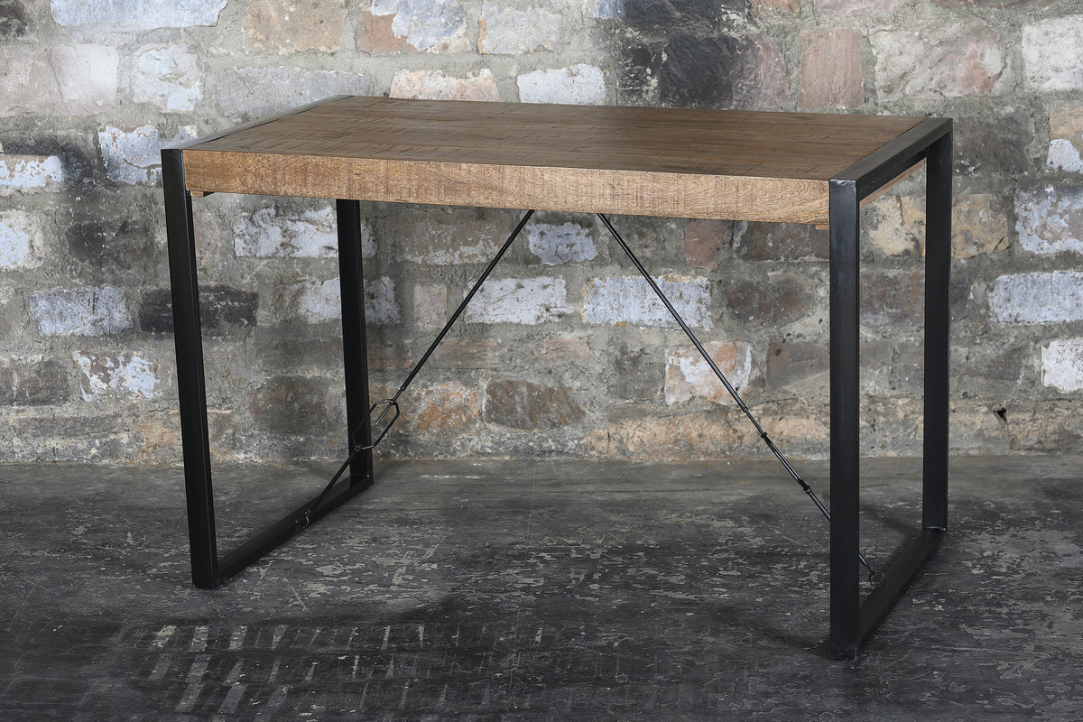 Bartafel Nairobi bruin mangohout, vooraanzicht in een interieur