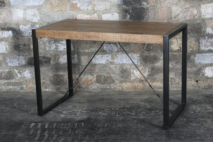 Bartafel Nairobi bruin mangohout, vooraanzicht in een interieur