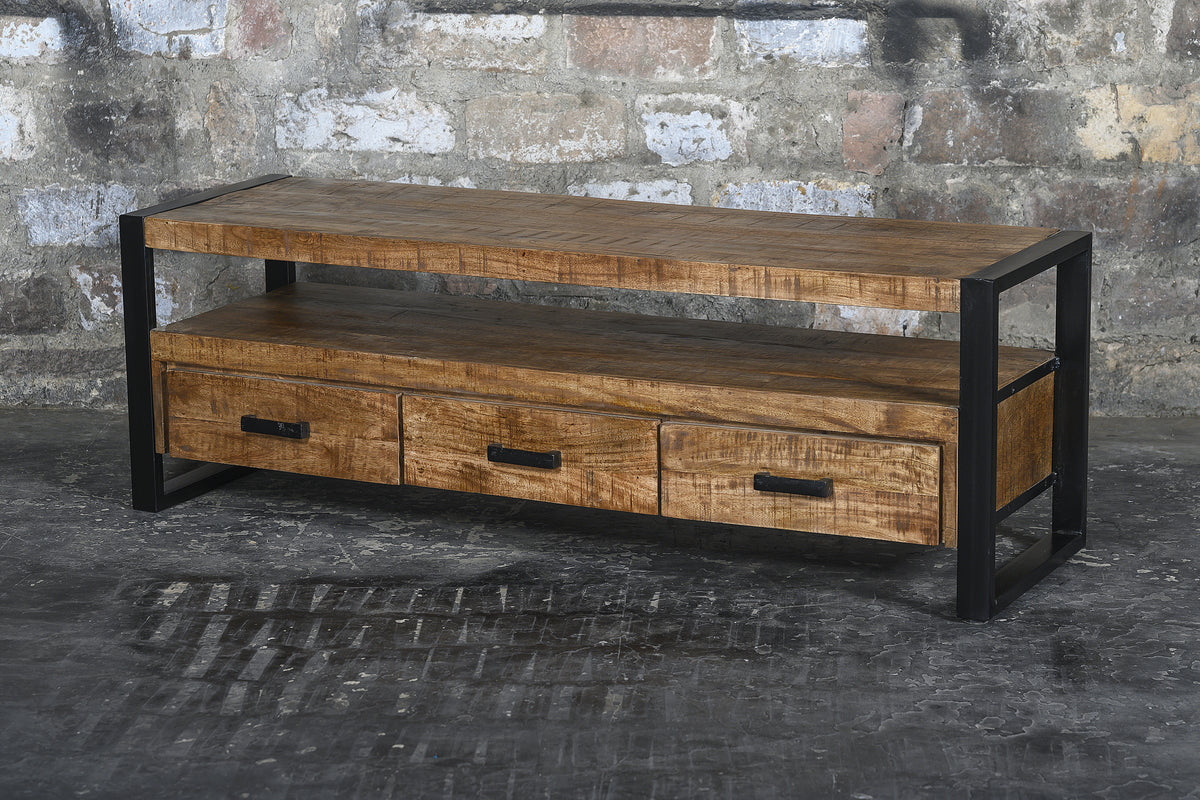 Tv-meubel Nairobi bruin mangohout 150 cm, vooraanzicht in een interieur