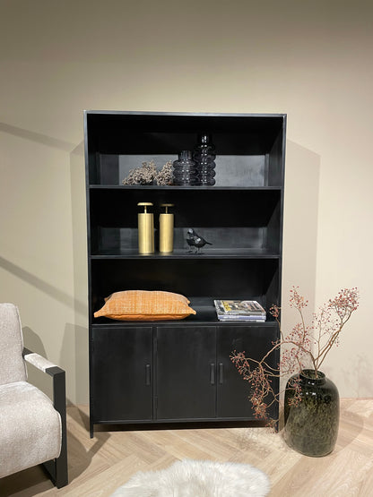 Opbergkast Kala zwart mangohout 120 cm, vooraanzicht in een interieur