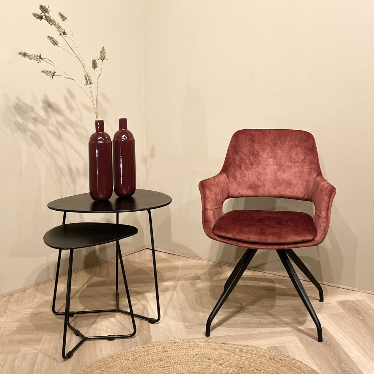 Eetkamerstoel Capp velvet rust rood in een interieur