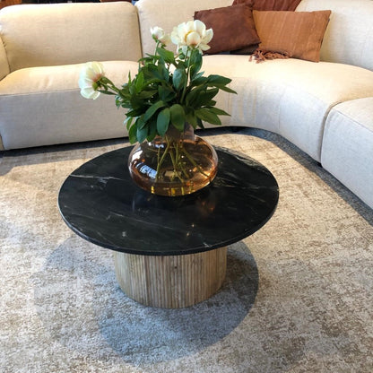 Salontafel Brix Nova rond zwart marmer mangohout in een interieur