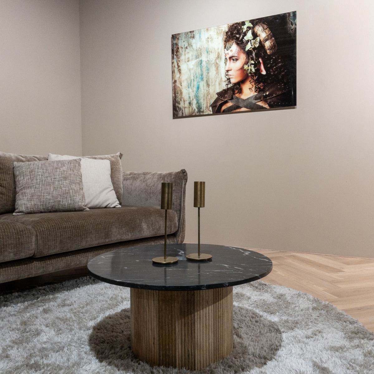 Salontafel Brix Nova rond zwart marmer mangohout in een interieur