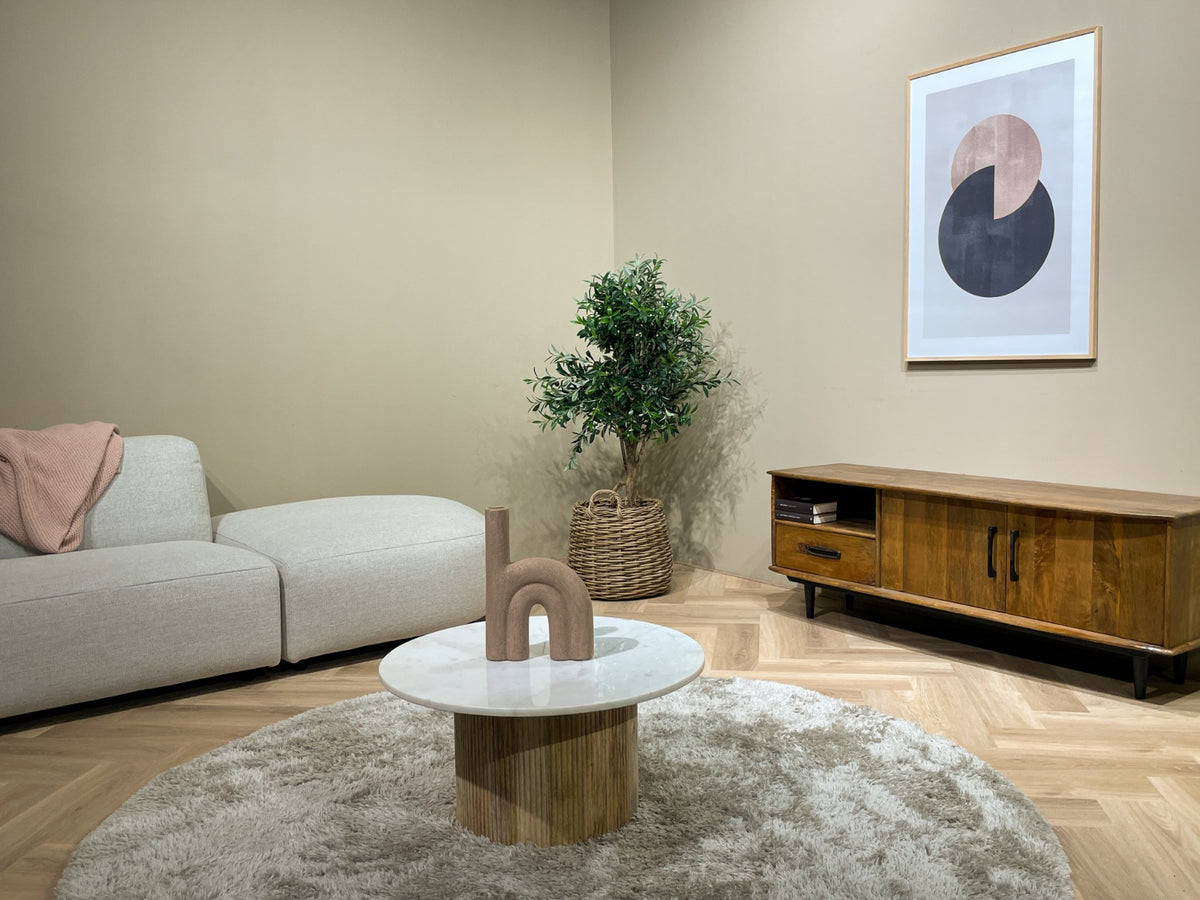 Salontafel Brix Nova rond wit marmer mangohout in een interieur