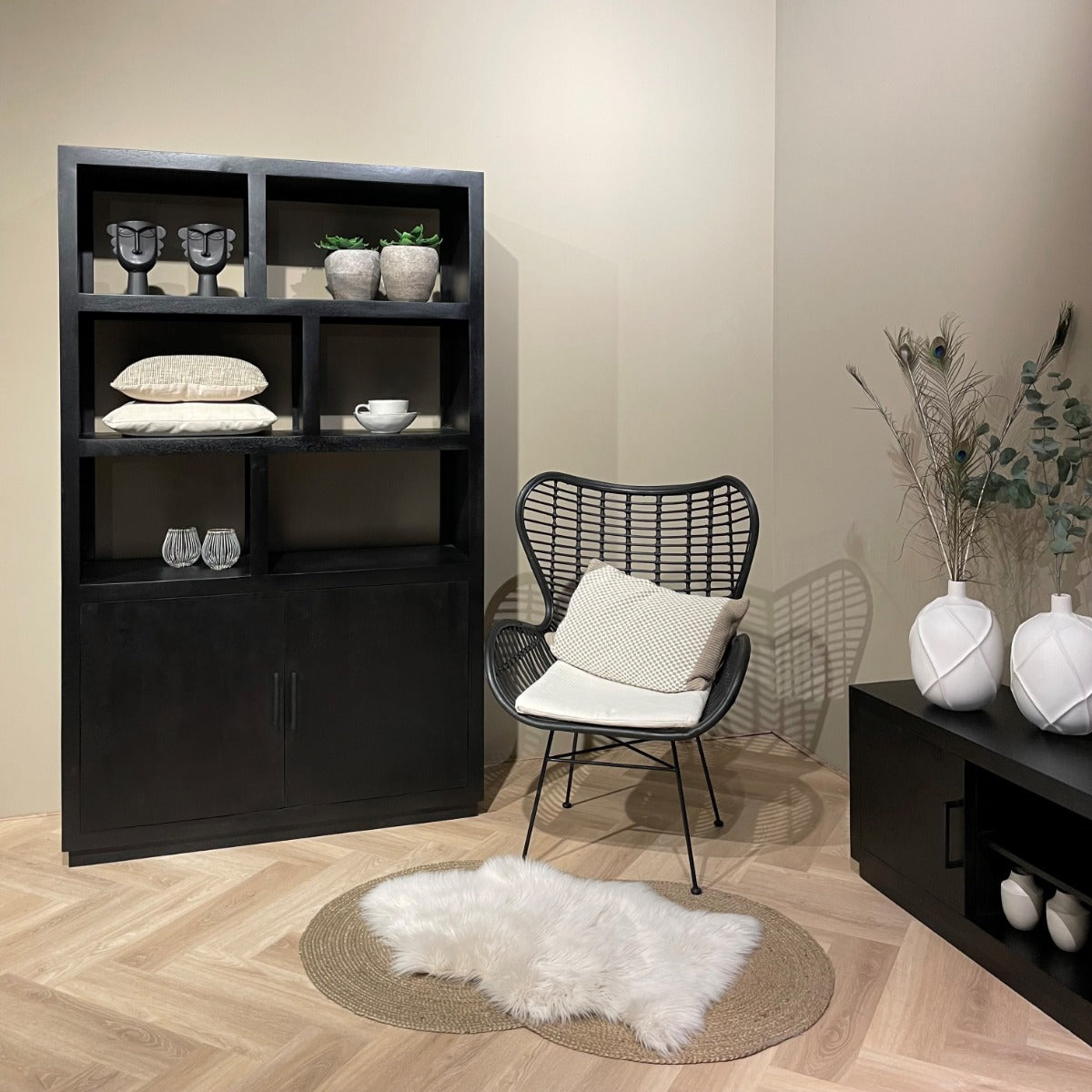 Vakkenkast Jaxx 120 cm zwart mangohout in een interieur