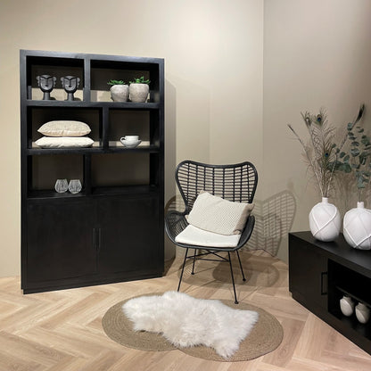 Vakkenkast Jaxx 120 cm zwart mangohout in een interieur