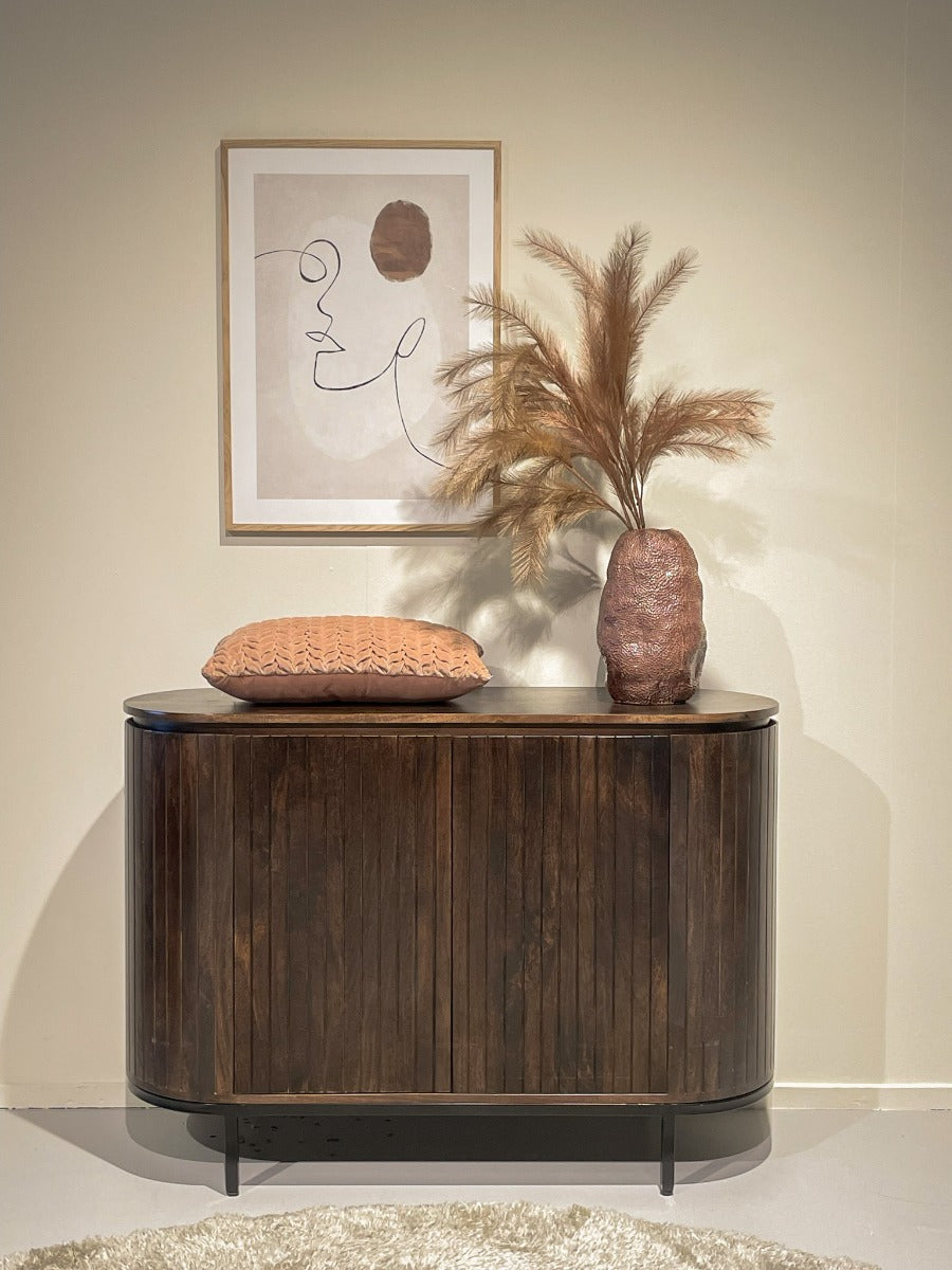Dressoir Noor walnoot mangohout, vooraanzicht in een interieur