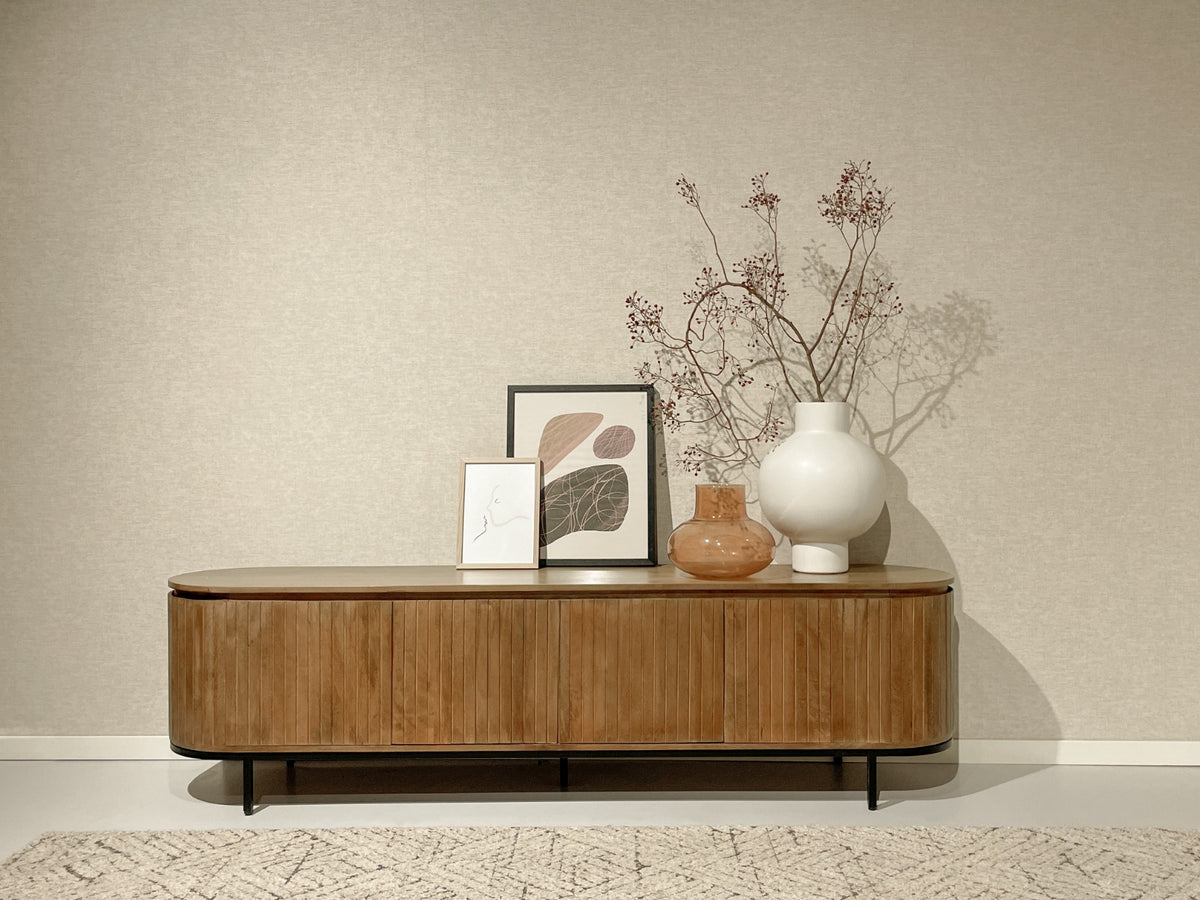 TV-Meubel Noor naturel mangohout, vooraanzicht in een interieur